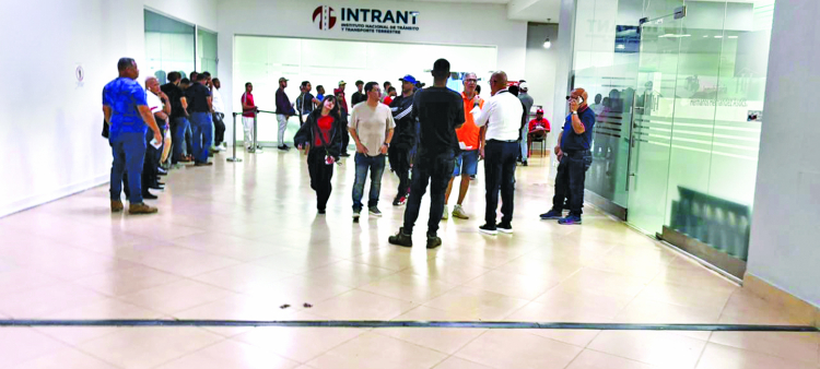 Críticas de solicitantes en Santiago por el proceso de obtención de la nueva licencia