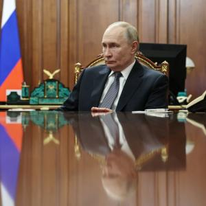 Putin insta a reanudar la diplomacia con Irán en una conversación con Pezeshkian
