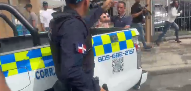 Suspensión de funciones para agente que agredió a periodistas, anuncia Policía