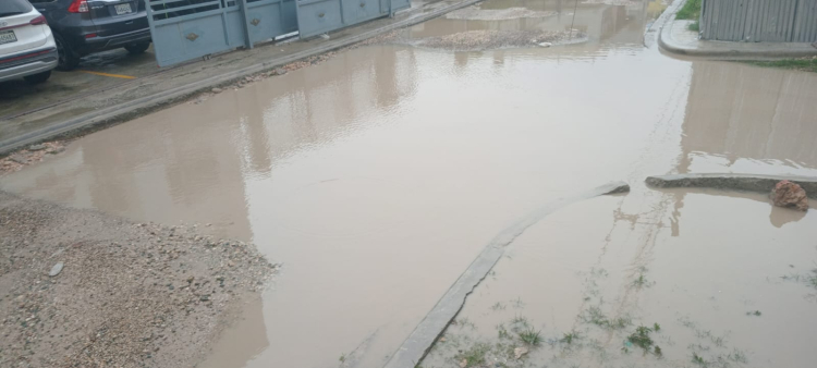 Denuncian inundaciones y exigen terminación de aceras en Colinas del Caribe