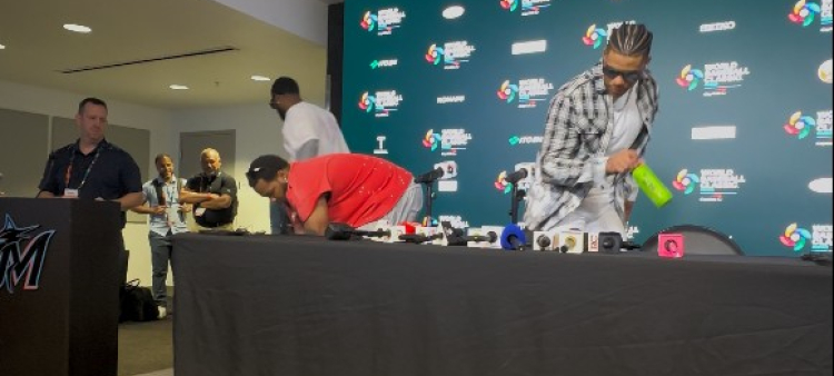 Juan Soto retira nuevamente la bebida Oi Ocha, evocando la acción de Cristiano Ronaldo.