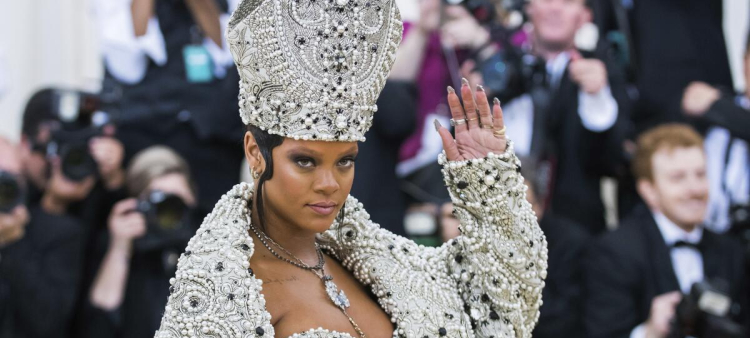 Mujer sospechosa de disparar 10 veces con rifle a casa de Rihanna