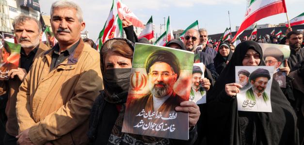 La lealtad de miles de iraníes hacia el nuevo líder supremo, Mojtaba Jamenei