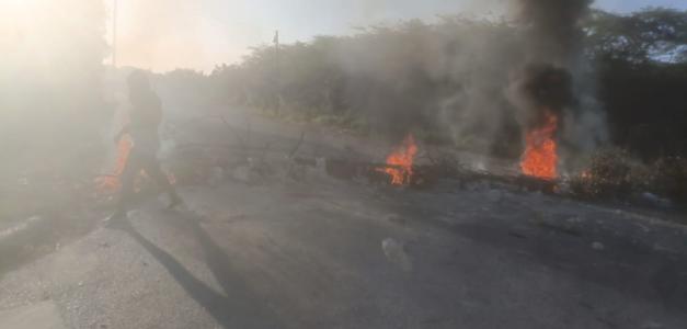 Protesta bloquea carretera Barahona-Bahoruco por apagones