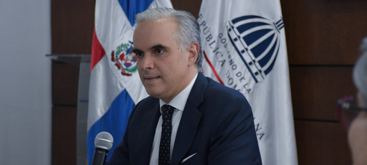 Ajuste del salario mínimo para empleados administrativos escolares: Educación toma medidas