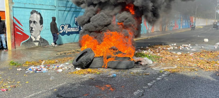 Enfrentamiento entre estudiantes y policías en San Francisco de Macorís