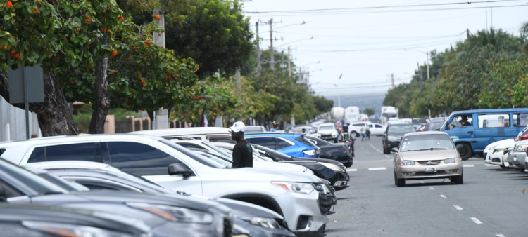 ¿Un Parqueador Informal Puede Ganar Más que el Salario Mínimo en la República Dominicana?
