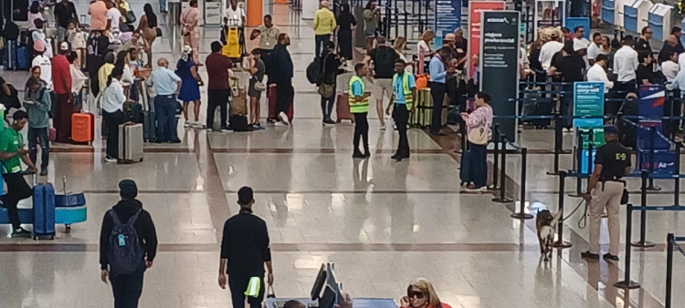 Interrupción temporal del sistema de JetBlue no impacta operaciones en el AILA