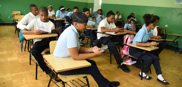 ADP apoya regulación del uso de celulares en las aulas