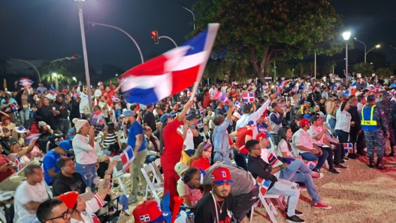 Fanáticos se congregan en el Malecón de Santo Domingo para disfrutar del juego RD vs. Venezuela del Clásico Mundial de Béisbol