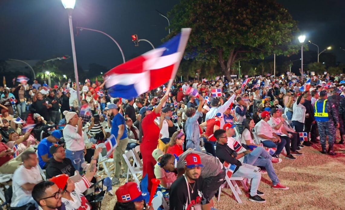 Fanáticos se congregan en el Malecón de Santo Domingo para disfrutar del juego RD vs. Venezuela del Clásico Mundial de Béisbol