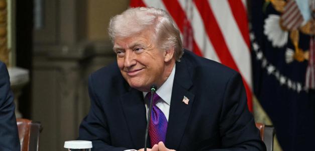 Donald Trump celebra el aumento de los precios del petróleo como una oportunidad de ganancia financiera.