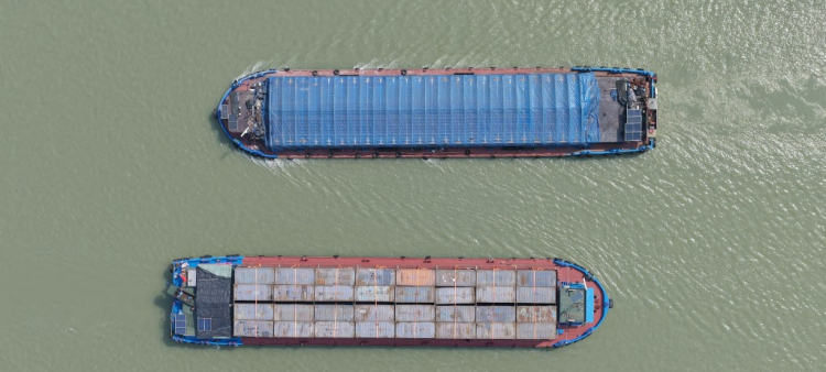Barcos chinos en formaciones geométricas: un enigma marítimo