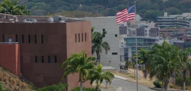 Histórico izamiento de bandera de EE. UU. en la embajada de Venezuela tras dos años