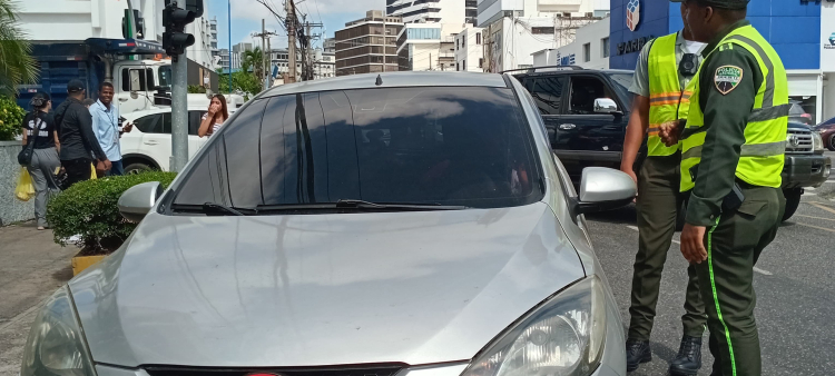 Hombre recibe más de 70 multas de tránsito sin conducir: caso insólito.