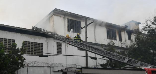 Incendio en almacén de Banreservas: Bomberos luchan por más de 10 horas