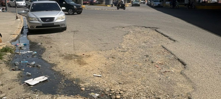 Peligro para los usuarios en Santiago por drenajes sin tapas.