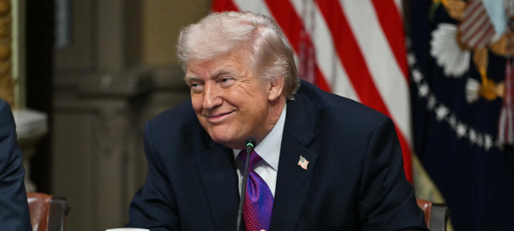 Trump amenaza con desplegar al ICE en aeropuertos si no hay acuerdo con demócratas