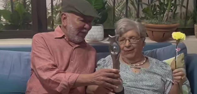 Emotivo momento: Jochy Santos entrega el Gran Soberano a su madre