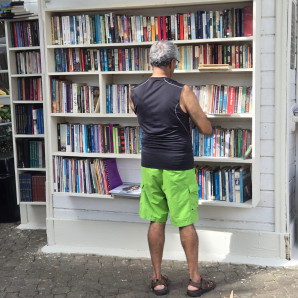 Víctor Hugo Morales Medina: El Guardián de la Biblioteca en el Parque de Iberoamérica