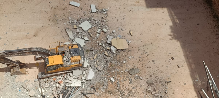 Derrumbe en obra de construcción causa alarma en residentes de la Rómulo Betancourt