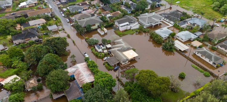 Inundaciones Históricas en Hawái Dejan a 2.000 Personas Sin Electricidad
