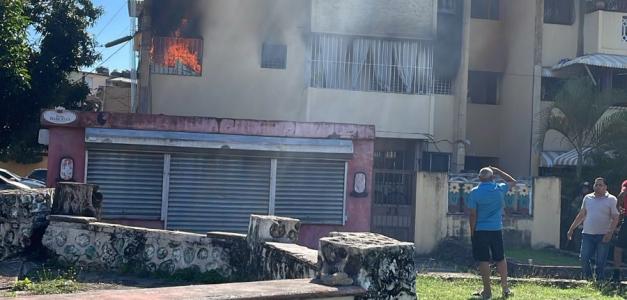 Dos feminicidios en Santo Domingo: uno por incendio en Maquiteria y otro por disparos en Los Guaricanos.