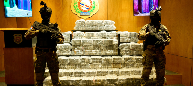 Incautación de 564 paquetes de cocaína y arresto de cinco hombres en Barahona