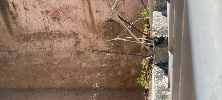 Evacuación de familia por riesgo de derrumbe en obra de la Rómulo Betancourt