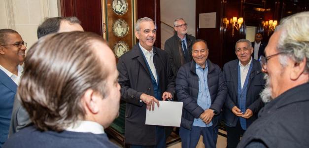 Encuentro de Abinader con Macron en París