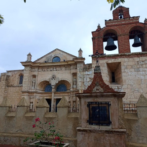 Explorando la Ciudad Colonial: La Catedral y las Cruces de la Esperanza