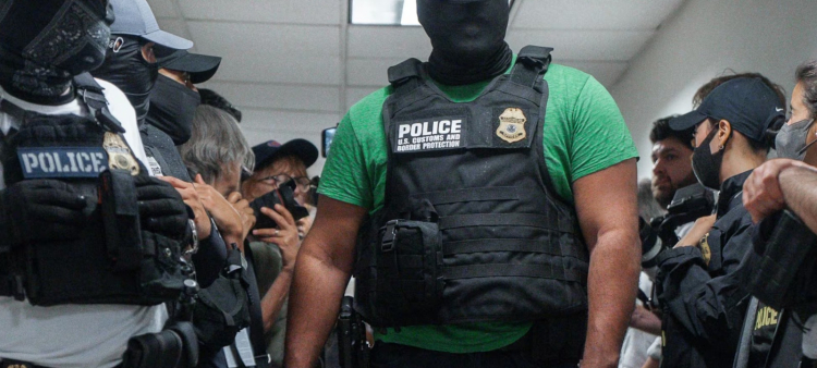 La gobernadora restringe a agentes de ICE usar máscaras faciales.