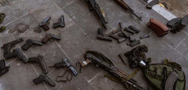 Penalización por Porte Ilegal de Armas de Fuego: Hasta 5 años de prisión, 20 años por Tráfico y Transporte