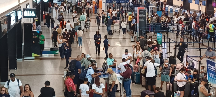 Pasajeros varados en el AILA debido a desperfecto en avión con destino a Madrid