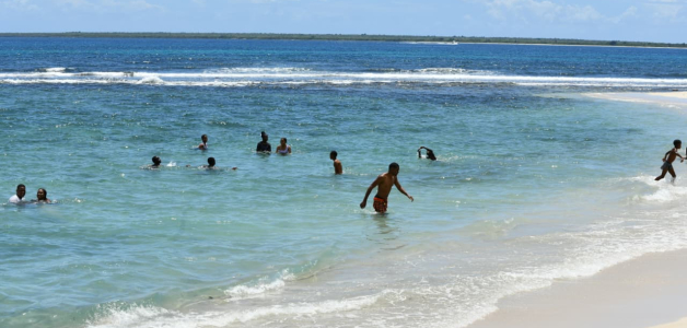 Bañistas disfrutan de playas en La Romana a pesar de amenazas de lluvia