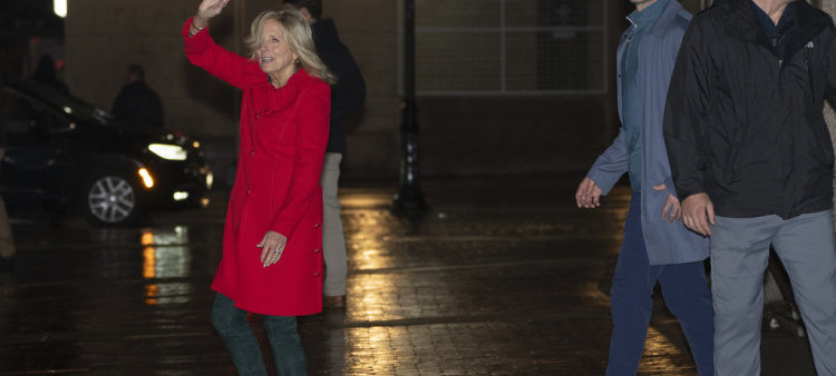 Agente del Servicio Secreto se Dispara Accidentalmente en la Pierna mientras Escoltaba a Jill Biden