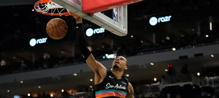 Castle y Wembanyama encabezan a los Spurs en su octava victoria consecutiva al aplastar a los Bucks