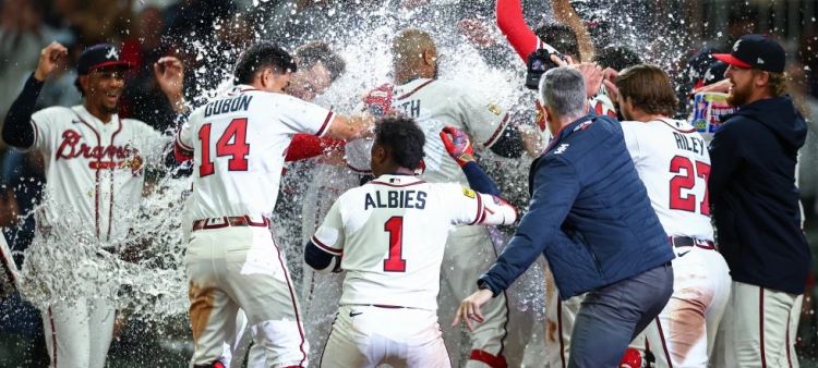 Dominic Smith brilla en un emocionante encuentro de los Braves tras la pérdida de su madre