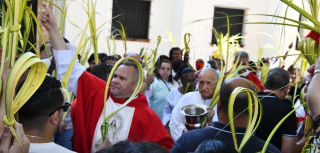 Consejo de un sacerdote para una Semana Santa reflexiva: prioriza la sobriedad en Domingo de Ramos.