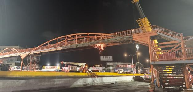 Inicio de trabajos de desmontaje del antiguo puente peatonal en el kilómetro 9 de la Duarte.
