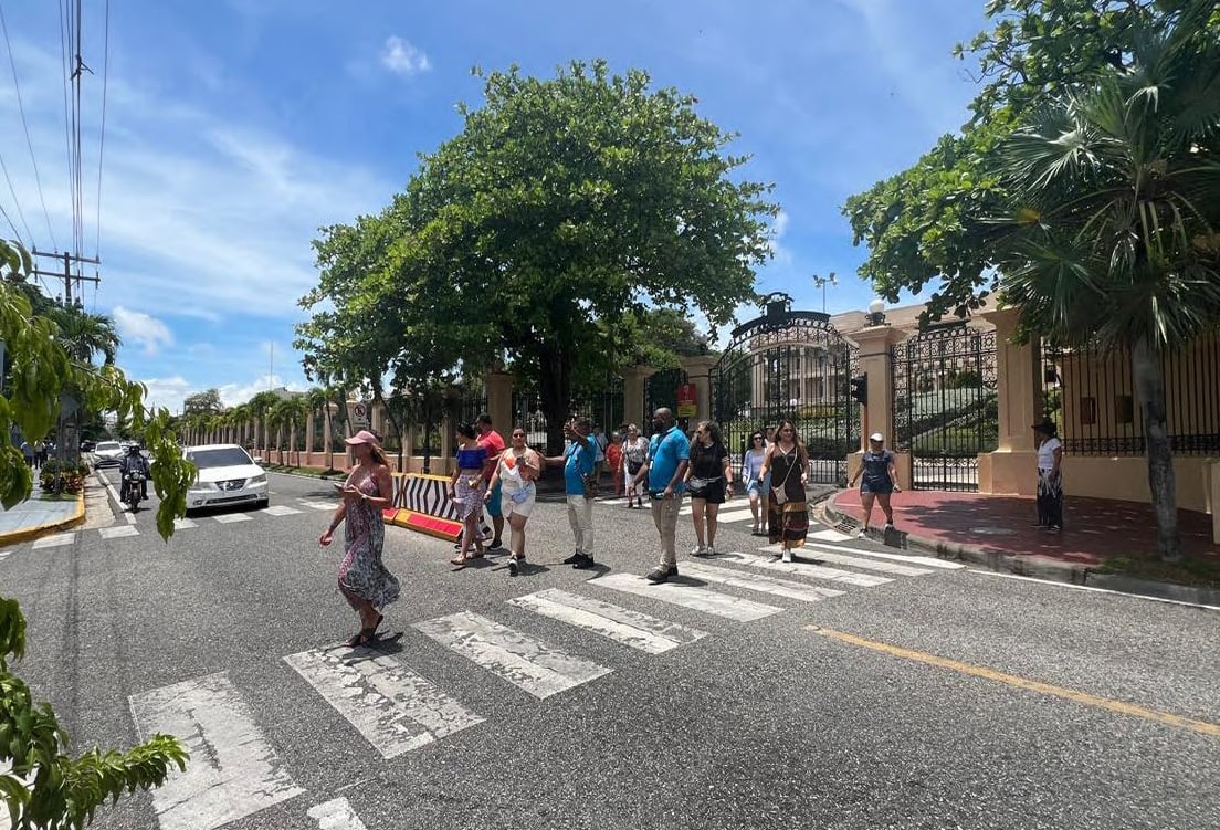 El Palacio Nacional se convierte en un atractivo turístico clave en Santo Domingo, pero requiere mejoras en seguridad vial