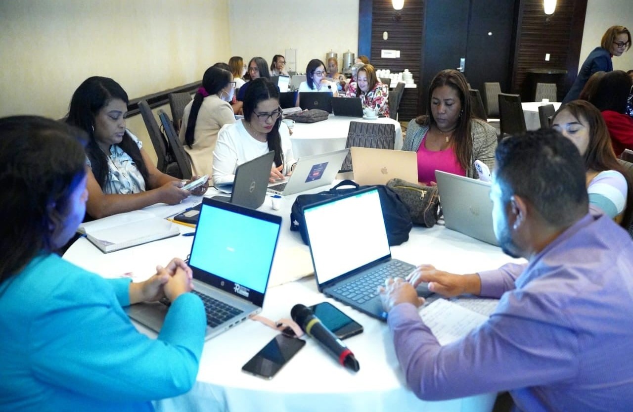 Problemas técnicos detienen evaluación a docentes en República Dominicana