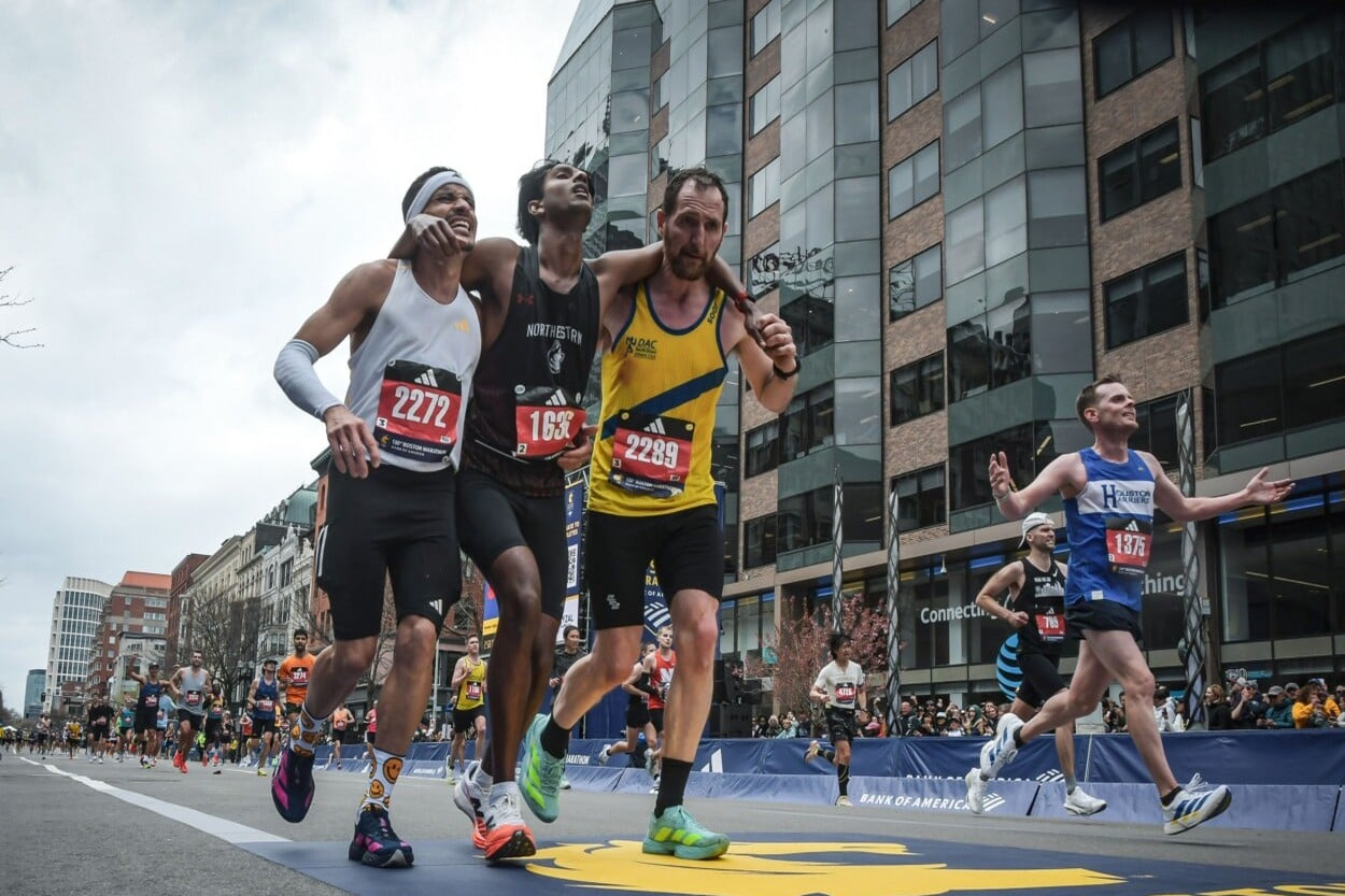 Solidaridad en Boston: Corredores unen fuerzas para cruzar la meta juntos