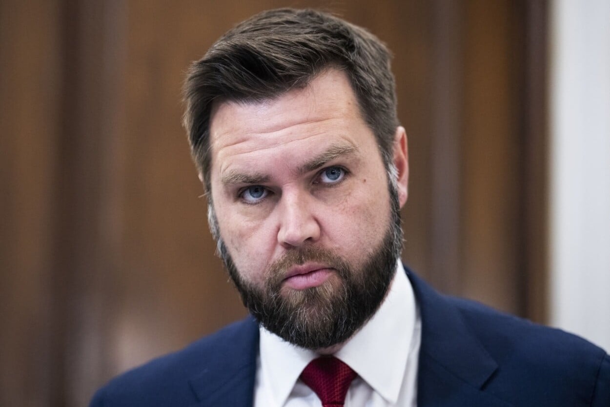 JD Vance enfrenta desafíos tras fallidas negociaciones con Irán y derrota de Orbán