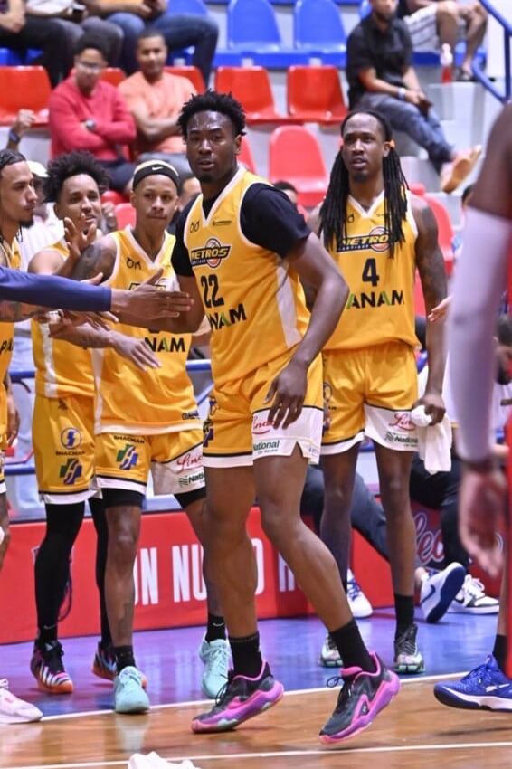 Metros de Santiago mantienen su invicto al vencer a Leones en la LNB