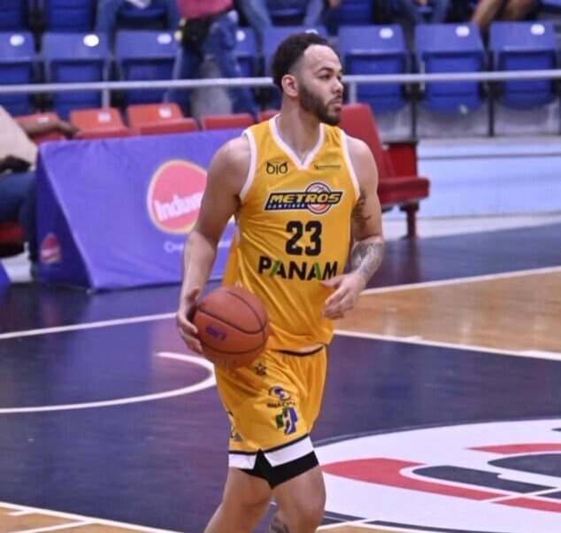 Jordan Hall brilla al final y mantiene el invicto de los Metros de Santiago