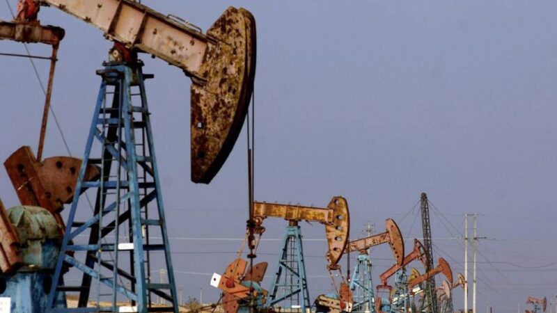 El petróleo muestra alza tras prórroga de tregua entre EE.UU. e Irán