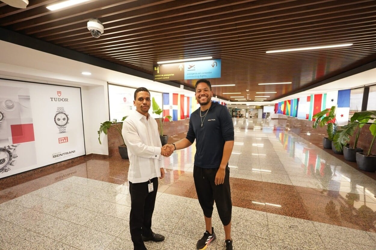 Dominicano regresa al país tras resolver situación migratoria en Vietnam
