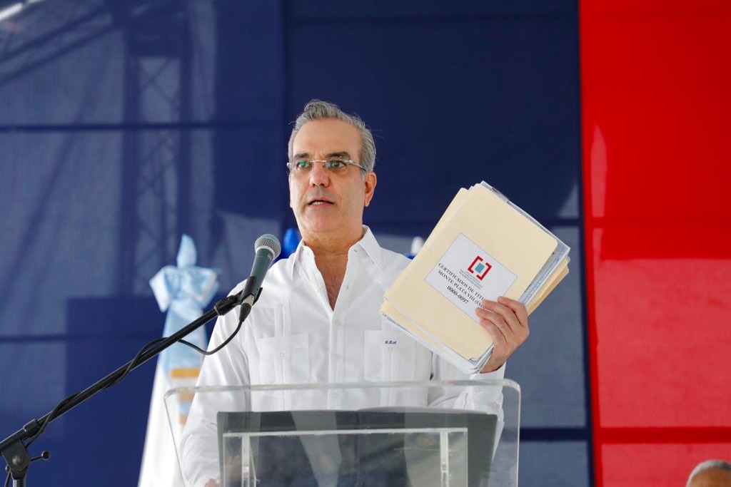 Abinader otorga títulos de propiedad a familias de Domingo Savio