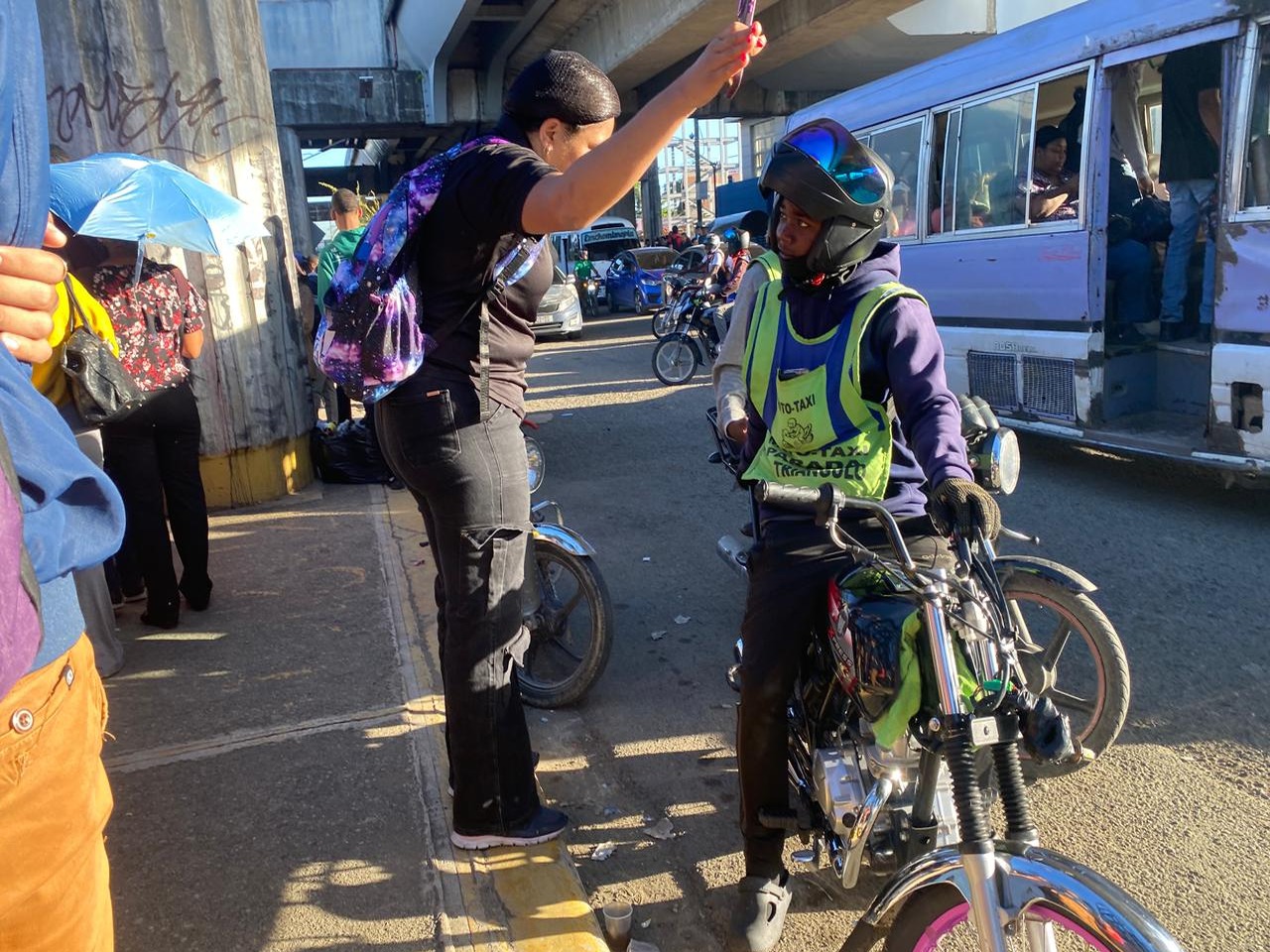 Motoconchos se benefician del caos en el Metro de Santo Domingo cobrando hasta 400 pesos por viaje